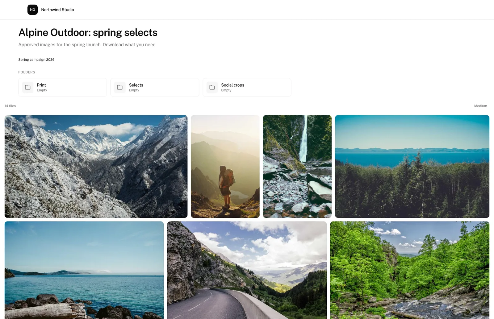 A public OLO gallery as a client sees it: the title, a short note, subfolders and a grid of photos.